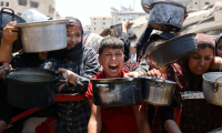 Des Palestiniens se pressent lors d'une distribution de soupe aux lentilles, à Gaza-ville le 27 juillet 2025 ( AFP / Omar AL-QATTAA )