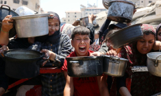 Des Palestiniens se pressent lors d'une distribution de soupe aux lentilles, à Gaza-ville le 27 juillet 2025 ( AFP / Omar AL-QATTAA )