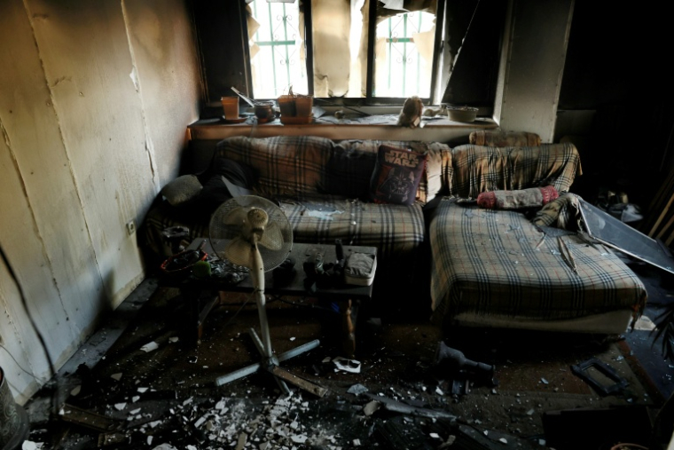 Cette photo montre les dégâts causés par un incendie de forêt dans une maison calcinée à Piedralaves, à 100 kilomètres à l’ouest de Madrid, le 28 juillet 2026 ( AFP / Oscar DEL POZO )