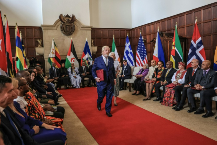 L'ambassadeur des États-Unis en Afrique du Sud, Brent Bozell (d), arrive pour présenter ses lettres de créance au président sud-africain Cyril Ramaphosa à Pretoria, le 8 avril 2026 ( AFP / Phill Magakoe )