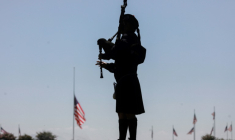 Un musicien joue de la cornemuse lors d'une cérémonie en l'honneur de soldats décédés, le 27 janvier 2021, au cimetière militaire de San Diego, en Californie ( GETTY IMAGES NORTH AMERICA / Sandy Huffaker )