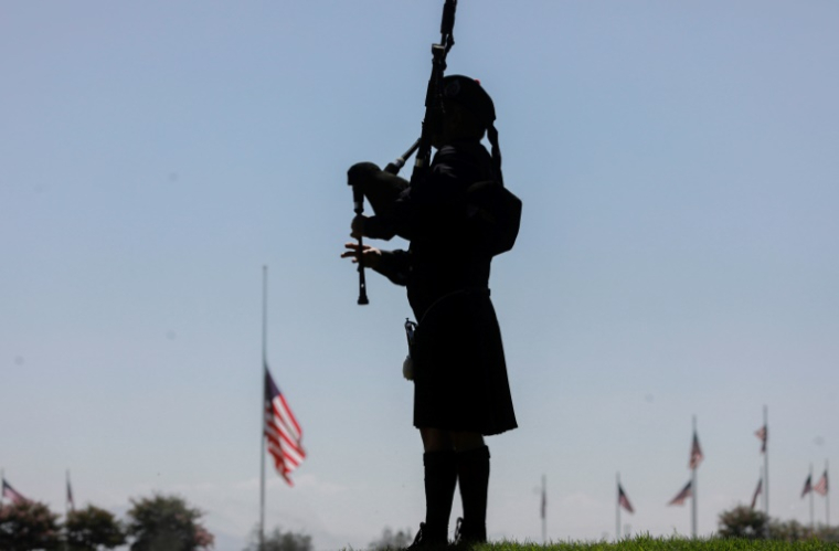 Un musicien joue de la cornemuse lors d'une cérémonie en l'honneur de soldats décédés, le 27 janvier 2021, au cimetière militaire de San Diego, en Californie ( GETTY IMAGES NORTH AMERICA / Sandy Huffaker )