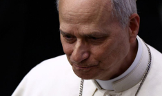 Le pape Léon XIV quitte la salle Paul VI au Vatican