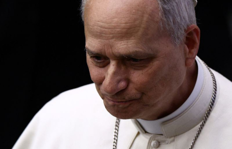 Le pape Léon XIV quitte la salle Paul VI au Vatican