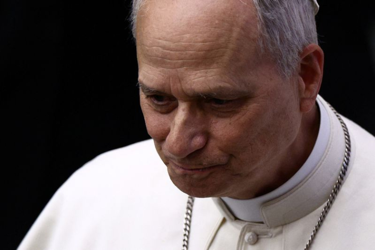 Le pape Léon XIV quitte la salle Paul VI au Vatican