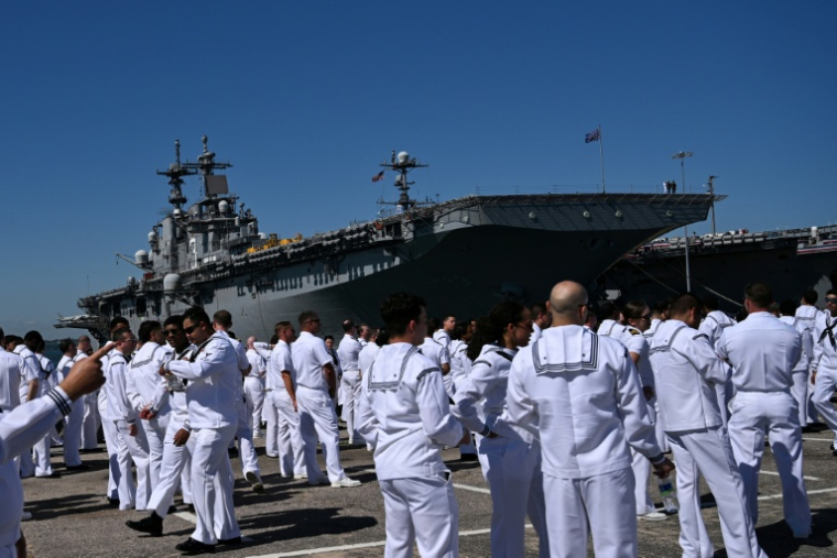 Des marins américains attendent un discours du président Donald Trump à l'occasion des célébrations du 250e anniversaire de l'US Navy, à Norfolk, le 5 octobre 2025 en Virginie ( AFP / Alex WROBLEWSKI )
