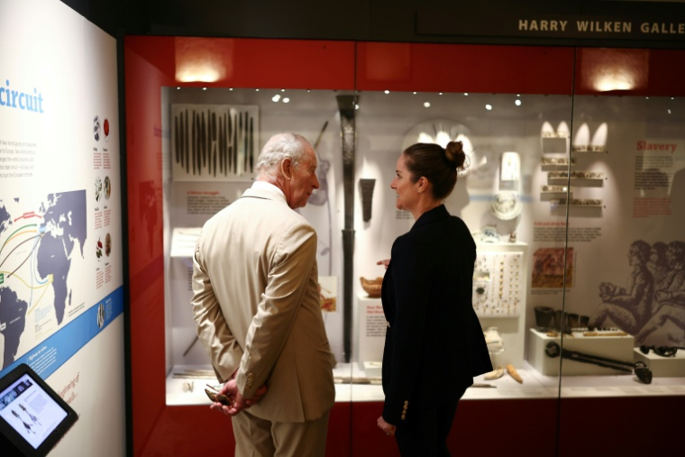 Le roi Charles III lors d'une visite guidée proposée par Elena Strong, directrice générale du Musée national des Bermudes, le 1er mai 2026 ( AFP / HENRY NICHOLLS )