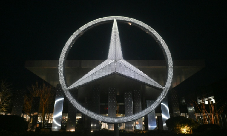 Logo du constructeur automobile allemand Mercedes-Benz, le 12 février 2026 à Sindelfingen ( AFP / THOMAS KIENZLE )