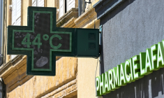 L'enseigne d'une pharmacie indique la température de 44°C à Thionville, dans le nord-est de la France, le 26 juin 2026 ( AFP / Jean-Christophe Verhaegen )