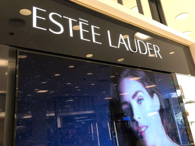 Un comptoir de cosmétiques Estée Lauder à Los Angeles