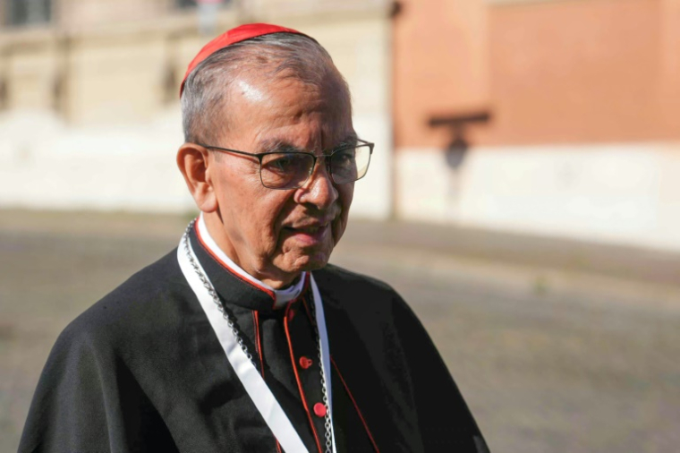 Le cardinal salvadorien Gregorio Rosa Chavez arrive pour la septième réunion de la congrégation au Vatican, le 30 avril 2025 ( AFP / Dimitar DILKOFF )
