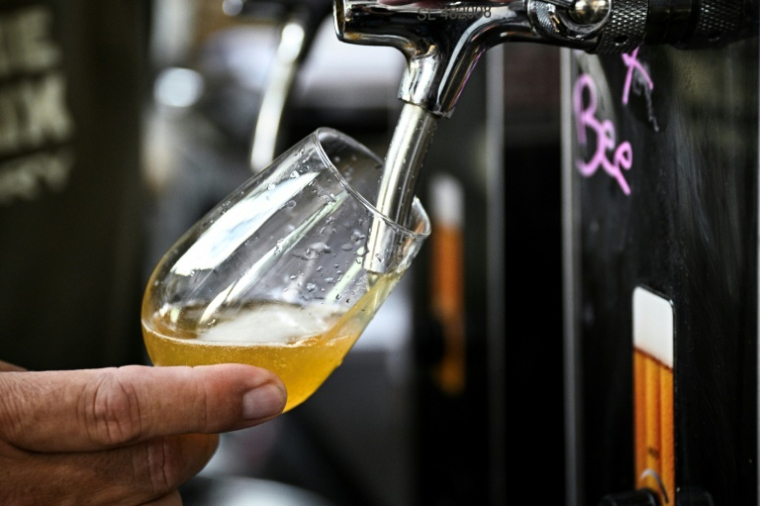 Le coût global de l'alcool pour la société est de 102 milliards d'euros par an, selon l'Observatoire français des drogues et des tendances addictives ( AFP / JULIEN DE ROSA )