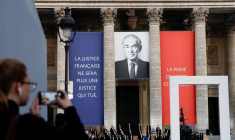 L'ancien ministre français de la Justice Robert Badinter entre au Panthéon français