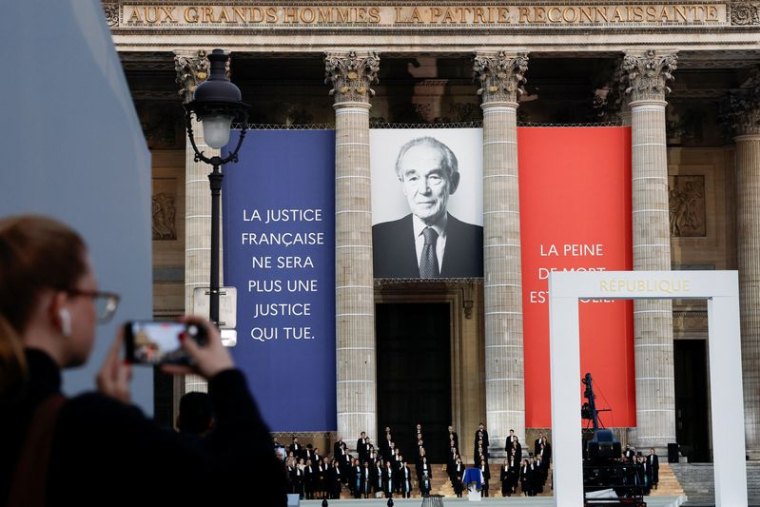 L'ancien ministre français de la Justice Robert Badinter entre au Panthéon français
