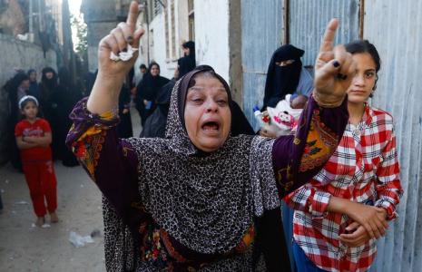 Une femme réagit alors que les Palestiniens assistent aux funérailles de Zakaria Abu Maamar à Khan Younis, dans le sud de Gaza