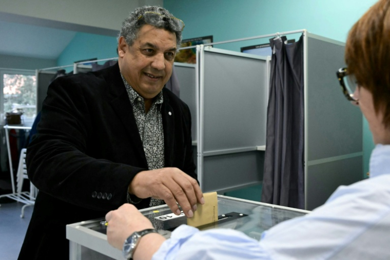 Le candidat indépendant à la mairie de Biarritz, Serge Blanco (c) vote au 2e tour des municipales, le 22 mars 2026 à Biarritz, dans les Pyrénées-Atlantiques ( AFP / PHILIPPE LOPEZ )