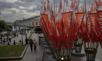 La place Manejnaïa, dans le centre de Moscou, décorée pour les cérémonies du 9 mai ( AFP / Angelos TZORTZINIS )