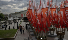 La place Manejnaïa, dans le centre de Moscou, décorée pour les cérémonies du 9 mai ( AFP / Angelos TZORTZINIS )