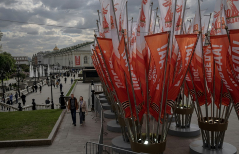 La place Manejnaïa, dans le centre de Moscou, décorée pour les cérémonies du 9 mai ( AFP / Angelos TZORTZINIS )