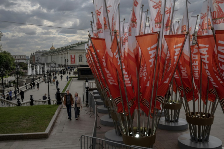 La place Manejnaïa, dans le centre de Moscou, décorée pour les cérémonies du 9 mai ( AFP / Angelos TZORTZINIS )