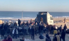 Des Palestiniens transportent des blessés à la suite de tirs israéliens sur des personnes attendant de l'aide, dans la ville de Gaza