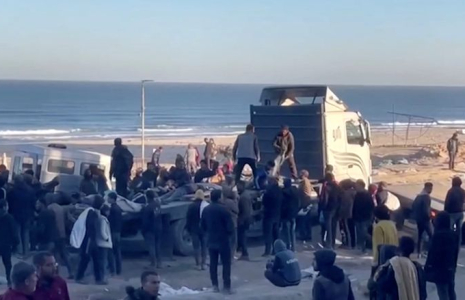 Des Palestiniens transportent des blessés à la suite de tirs israéliens sur des personnes attendant de l'aide, dans la ville de Gaza