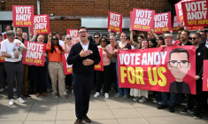 Le candidat du Parti travailliste, Andy Burnham, s'adresse à ses partisans devant le bureau de campagne du parti à Ashton, dans le Makerfield (nord-ouest de l'Angleterre), le 18 juin 2026 ( AFP / Oli SCARFF )