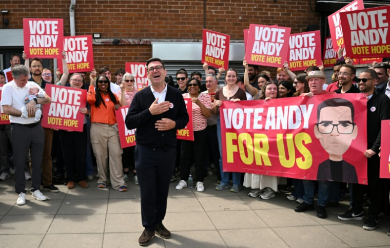 Le candidat du Parti travailliste, Andy Burnham, s'adresse à ses partisans devant le bureau de campagne du parti à Ashton, dans le Makerfield (nord-ouest de l'Angleterre), le 18 juin 2026 ( AFP / Oli SCARFF )