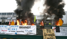 Des palettes brûlent devant l'usine Brandt où sont rassemblés des employés, le 11 décembre 2025 à Vendôme, dans le Loir-et-Cher ( AFP / JEAN-FRANCOIS MONIER )