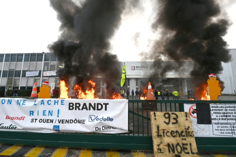 Des palettes brûlent devant l'usine Brandt où sont rassemblés des employés, le 11 décembre 2025 à Vendôme, dans le Loir-et-Cher ( AFP / JEAN-FRANCOIS MONIER )