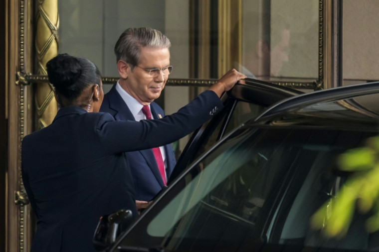 Le secrétaire américain au Trésor Scott Bessent quitte son hôtel pour se rendre à une réunion avec des responsables chinois sur les droits de douane à Genève, le 10 mai 2025 ( AFP / Fabrice COFFRINI )