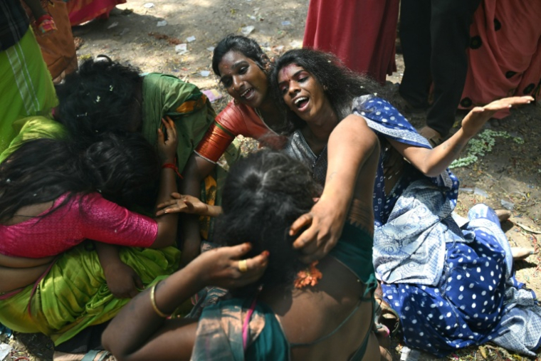 Des membres de la communauté transgenre participent au festival annuel Koovagam, le 29 avril 2026 à Kallakurichi, dans l'Etat indien méridional du Tamil Nadu  ( AFP / R.Satish BABU )