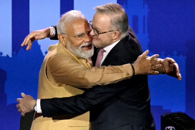 Les Premiers ministres indien Narendra Modi et australien  Anthony Albanese se donnent une accolade à Melbourne, en Australie, le 9 juillet 2026 ( AFP / WILLIAM WEST )
