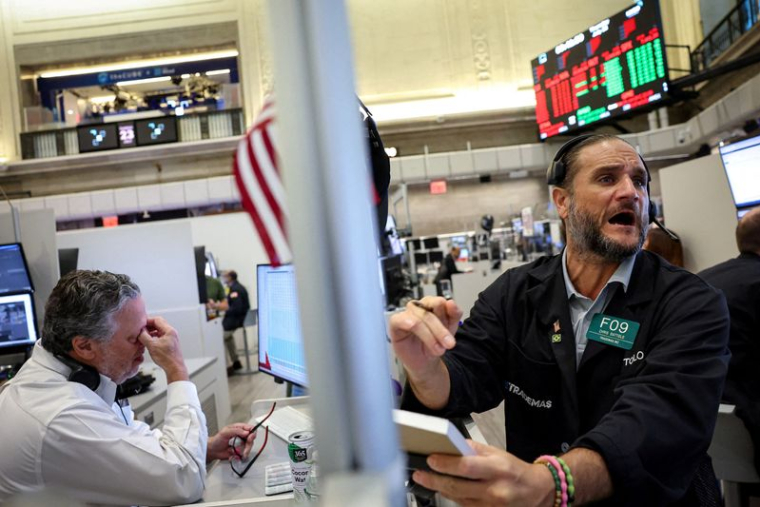 Des traders travaillent sur le parquet de la Bourse de New York