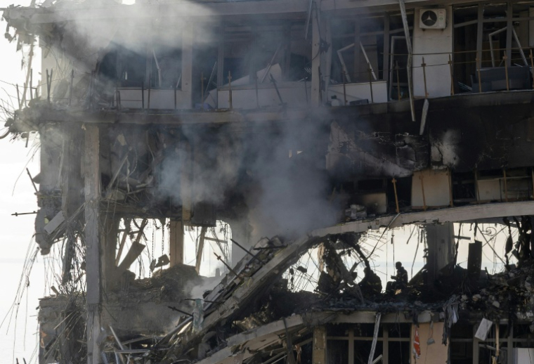 Des étages d'un immeuble d'habitation détruits après des frappes de missiles et de drones russes sur la ville portuaire ukrainienne d'Odessa, le 12 septembre 2026   ( AFP / Oleksandr GIMANOV )