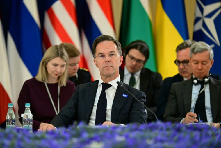 Le secrétaire général de l'Otan Mark Rutte, au centre, à Bucarest en Roumanie le 13 mai 2026 ( AFP / Daniel MIHAILESCU )
