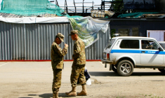 Des soldats devant le bâtiment calciné d'un restaurant après une explosion de gaz survenue en février, le 27 mai 2026 à Chtchoutchinsk, au Kazakhstan ( AFP / Ruslan PRYANIKOV )