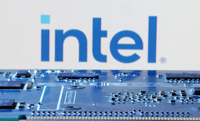 Illustration du logo d'Intel près d'une carte mère d'ordinateur