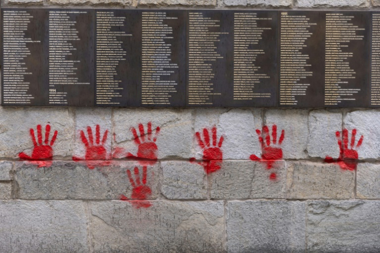 Des graffitis de mains rouges sur le "Mur des Justes" à l'extérieur du mémorial de la Shoah à Paris, le 14 mai 2024 ( AFP / Antonin UTZ )