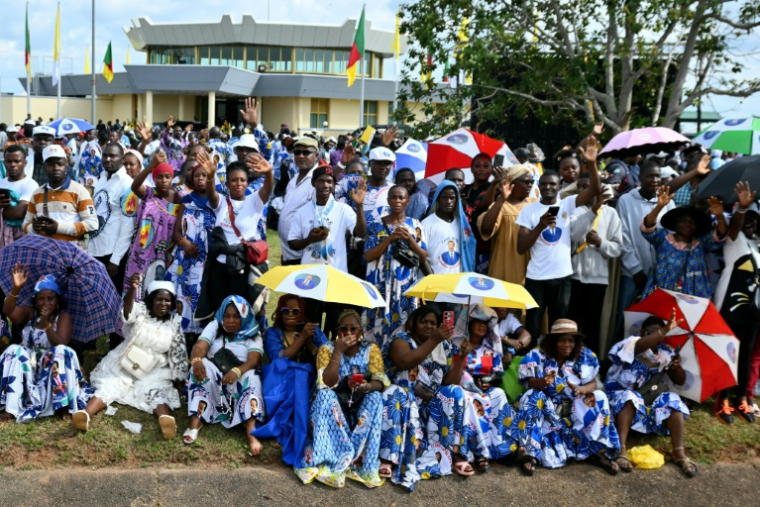 Des fidèles se rassemblent au bord de la route pour accueillir le pape Léon XIV après son arrivée à l'aéroport international de Yaoundé Nsimalen, le troisième jour d'un voyage apostolique de 11 jours en Afrique, le 15 avril 2026 ( AFP / Alberto PIZZOLI )