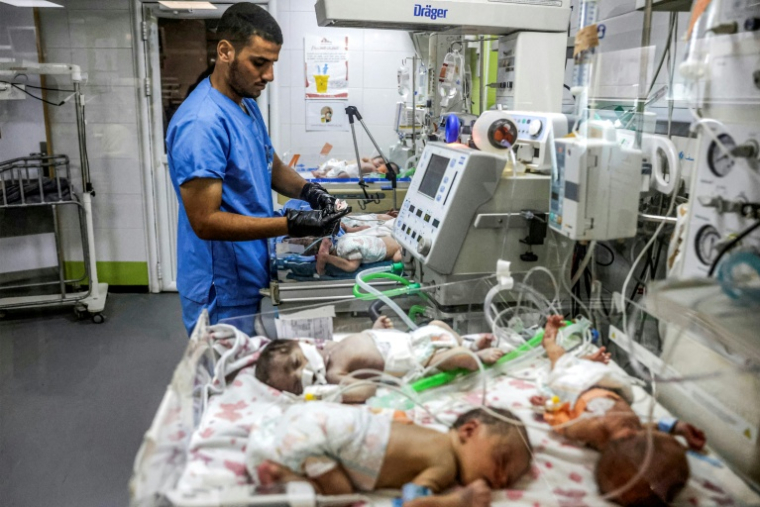 Un personnel médical vérifie les constantes de santé de bébés prématurés à l'hôpital Nasser à Khan Yunis, dans les territoires palestiniens, le 7 septembre 2026  ( AFP / BASHAR TALEB )