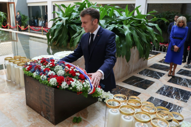 Le président français Emmanuel Macron rend hommage aux victimes des attentats terroristes de 2008 lors d'une cérémonie commémorative, en présence de son épouse Brigitte Macron (d), à l'hôtel Taj Mahal Palace de Bombay, le 17 février 2026 en Inde ( AFP / Ludovic MARIN )