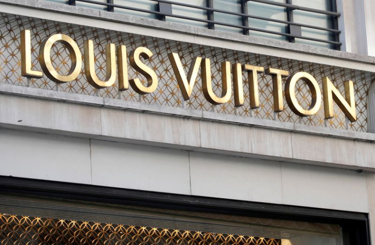 Photo d'archives du logo de Louis Vuitton, marque appartenant à LVMH, sur le mur d'un magasin à Paris