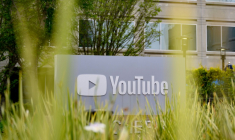 Logo YouTube à San Bruno, en Californie, le 23 avril 2025. ( AFP / JOSH EDELSON )