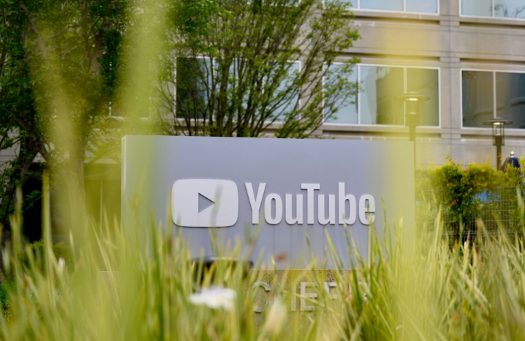 Logo YouTube à San Bruno, en Californie, le 23 avril 2025. ( AFP / JOSH EDELSON )