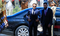 Le président français Emmanuel Macron (L) et son homologue syrien Ahmad al-Chareh arrivent au palais présidentiel de Damas, le 7 juillet 2026 ( POOL / Ludovic MARIN )