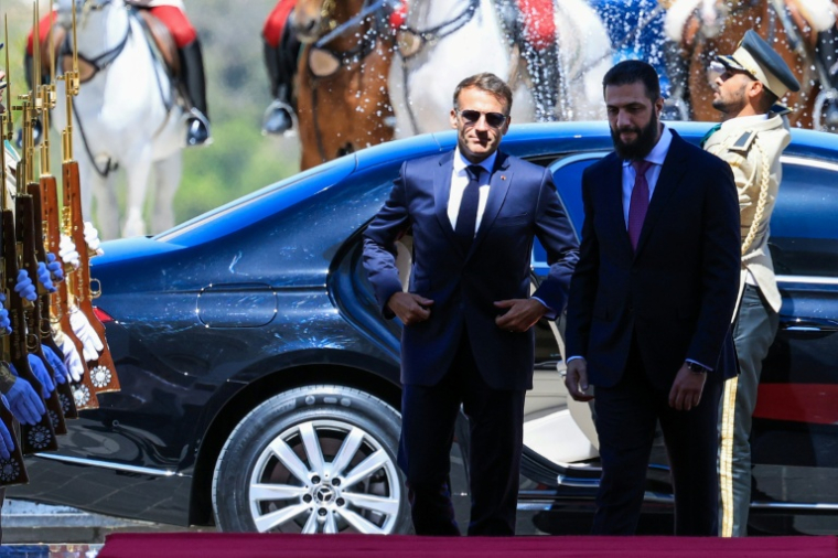 Le président français Emmanuel Macron (L) et son homologue syrien Ahmad al-Chareh arrivent au palais présidentiel de Damas, le 7 juillet 2026 ( POOL / Ludovic MARIN )