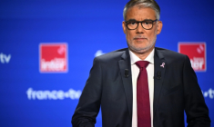 Le Premier secrétaire du PS Olivier Faure participe à un débat sur France 2 et France Inter dans le cadre de la primaire de la gauche, le 1er octobre 2026 à Paris ( AFP / JULIEN DE ROSA )