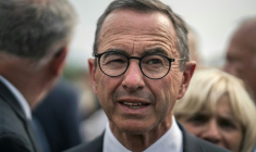 Le ministre de l'Intérieur Bruno Retailleau visite le 6 août 2025 le poste de commandement des secours établi n Saint-Laurent-de-la-Cabrerisse, dans l'Aude ( AFP / Idriss BIGOU-GILLES )
