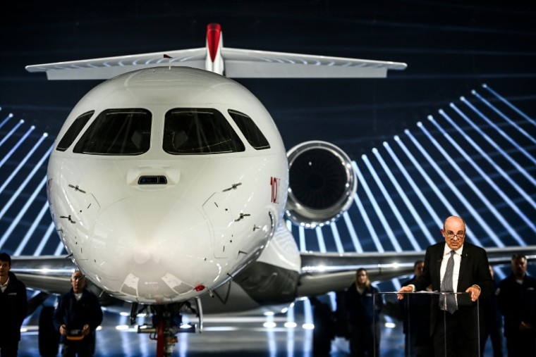 Le PDG de Dassault Eric Trappeir présente le nouveau jet d'affaires Falcon 10X à M2rignac, dans le sud-ouest de la France, le 10 mars 2026 ( AFP / Christophe ARCHAMBAULT )